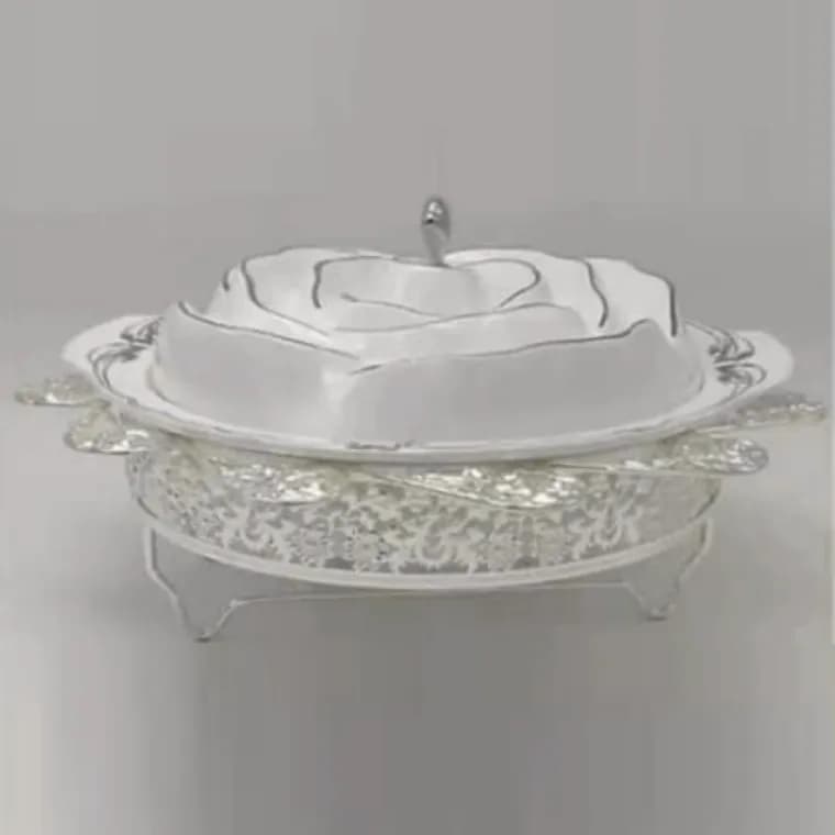 Pièce de vaisselle en porcelaine, photographiée seule sur fond neutre