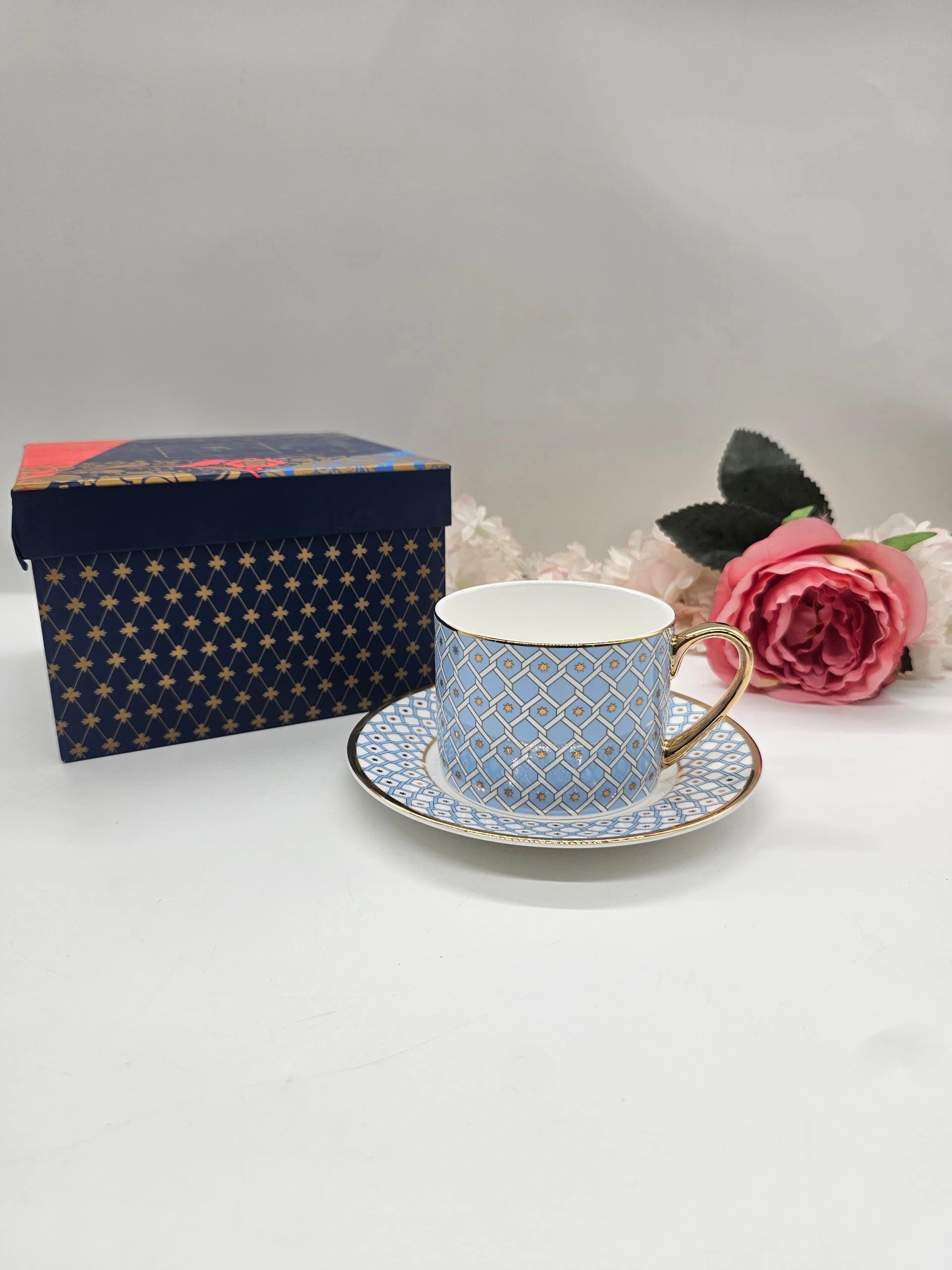Service de petit-déjeuner en porcelaine fine Azure, motif en treillis bleu clair rehaussé d’une bordure en or